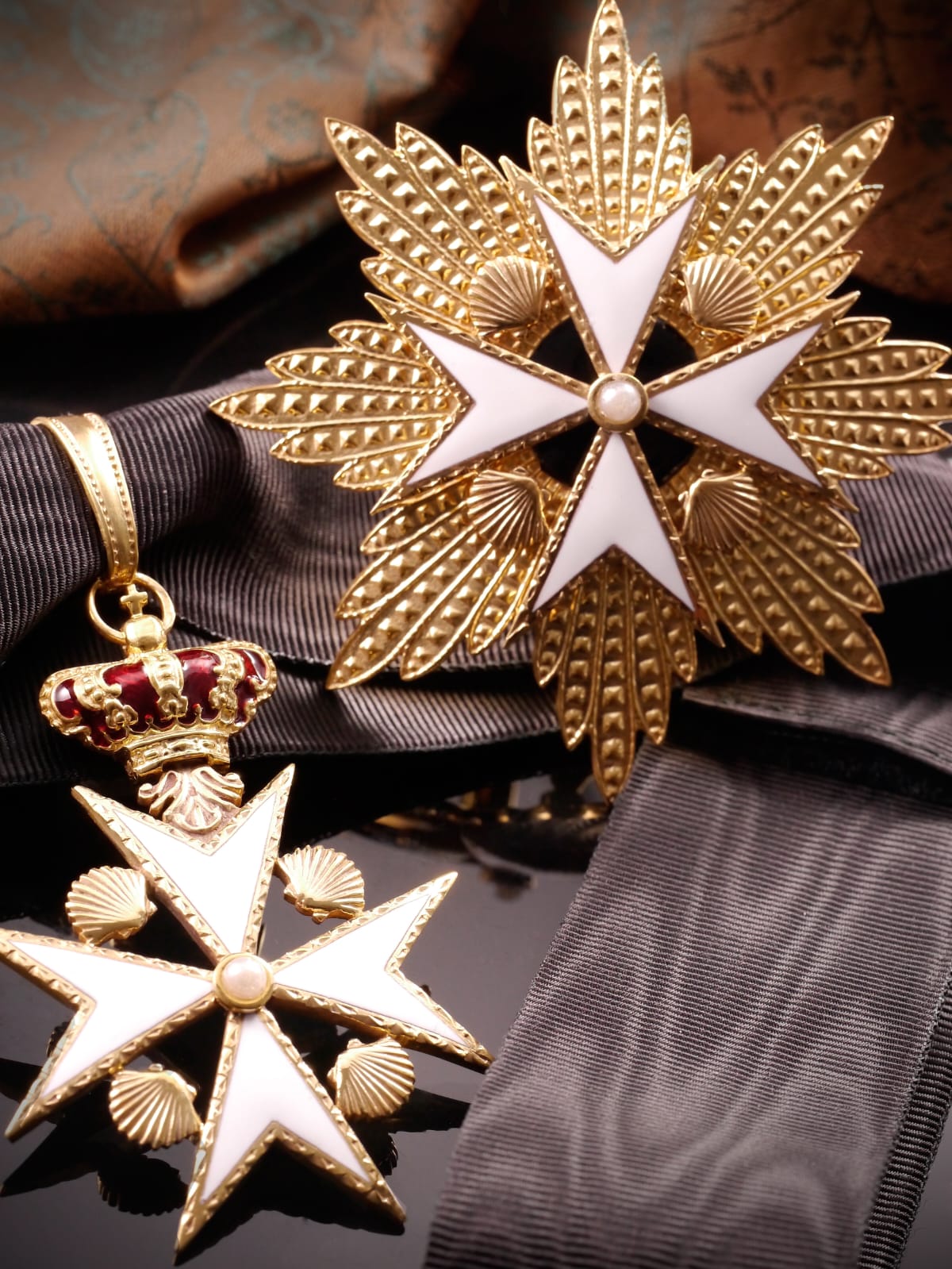 Grand Cross of the Order: Maltese cross with the shell of Saint James